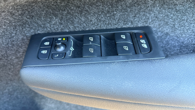 Volvo XC40 2.0 B3P Plus Dark 5dr Auto Petrol Estate